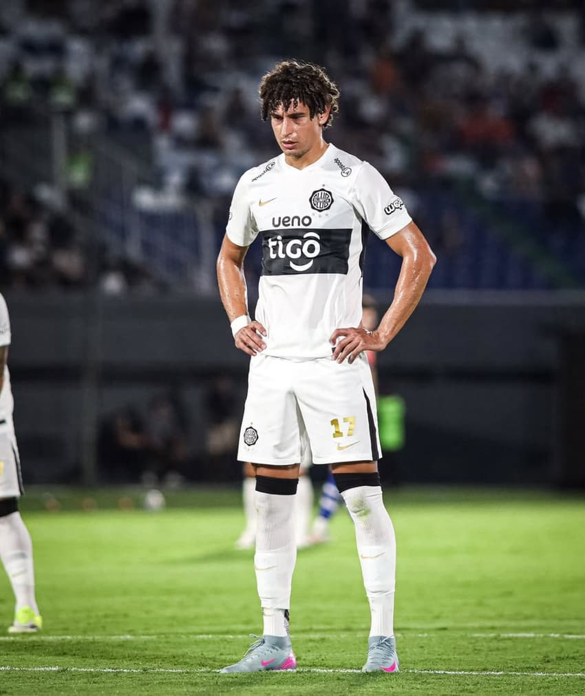 Adrián Alcaraz antes de converter penalti para o Olimpia (Foto: Reprodução)