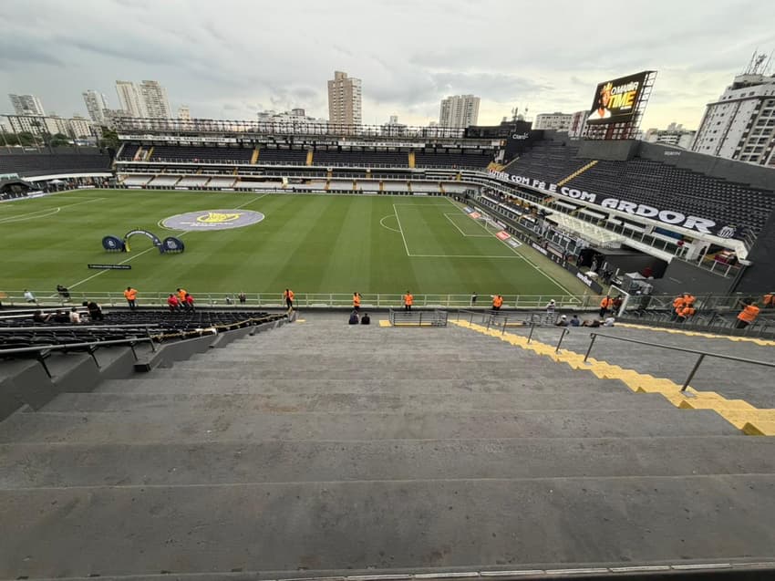 Setor do Portão 17 da Vila Belmiro modificado sem cadeiras. (Foto: Juliana Yamaoka/ Lance!)