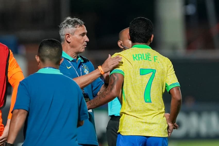 Eduardo Patetuci e Kauê Furquim em jogo da Seleção Brasileira Sub-17 (Foto: Nelson Terme/CBF)