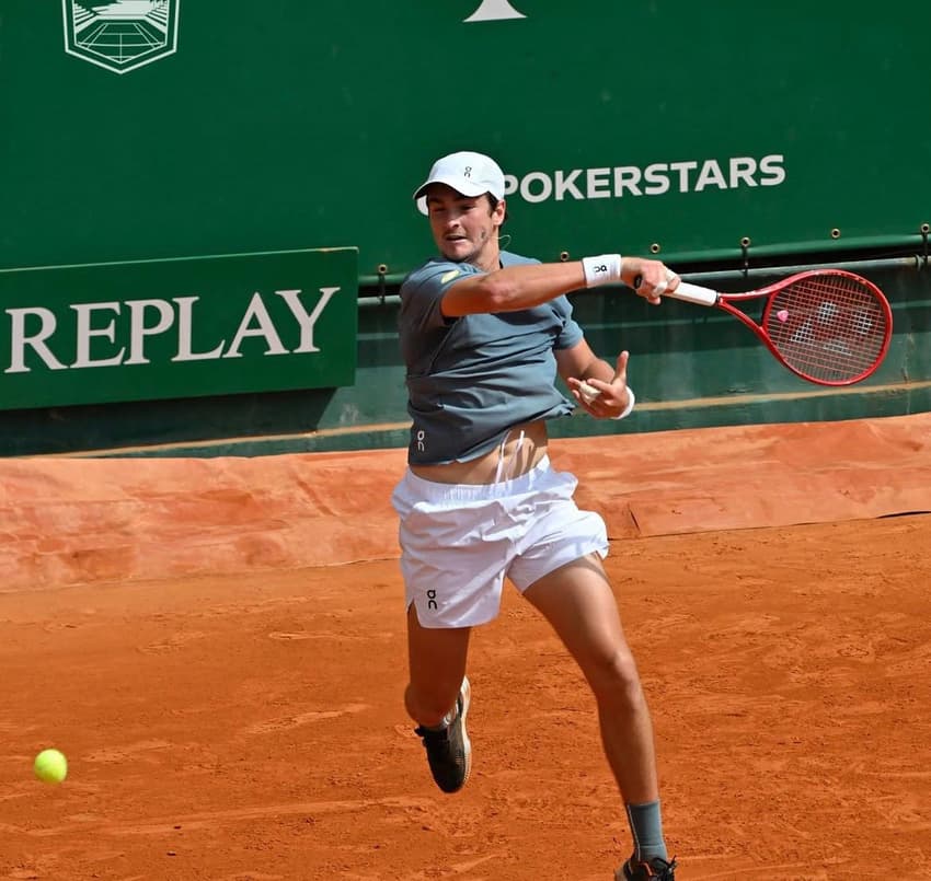 João Fonseca na vitória sobre o francês Arthur Rinderknech no Masters 1000 de Monte Carlo 2026 (Foto: Reprodução/Instagram)