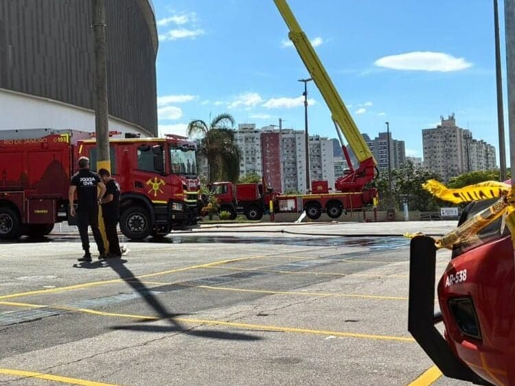 Peritos da Polícia Civil investigam o incêndio no Velódromo (Foto: Gustavo Loio/Lance!)