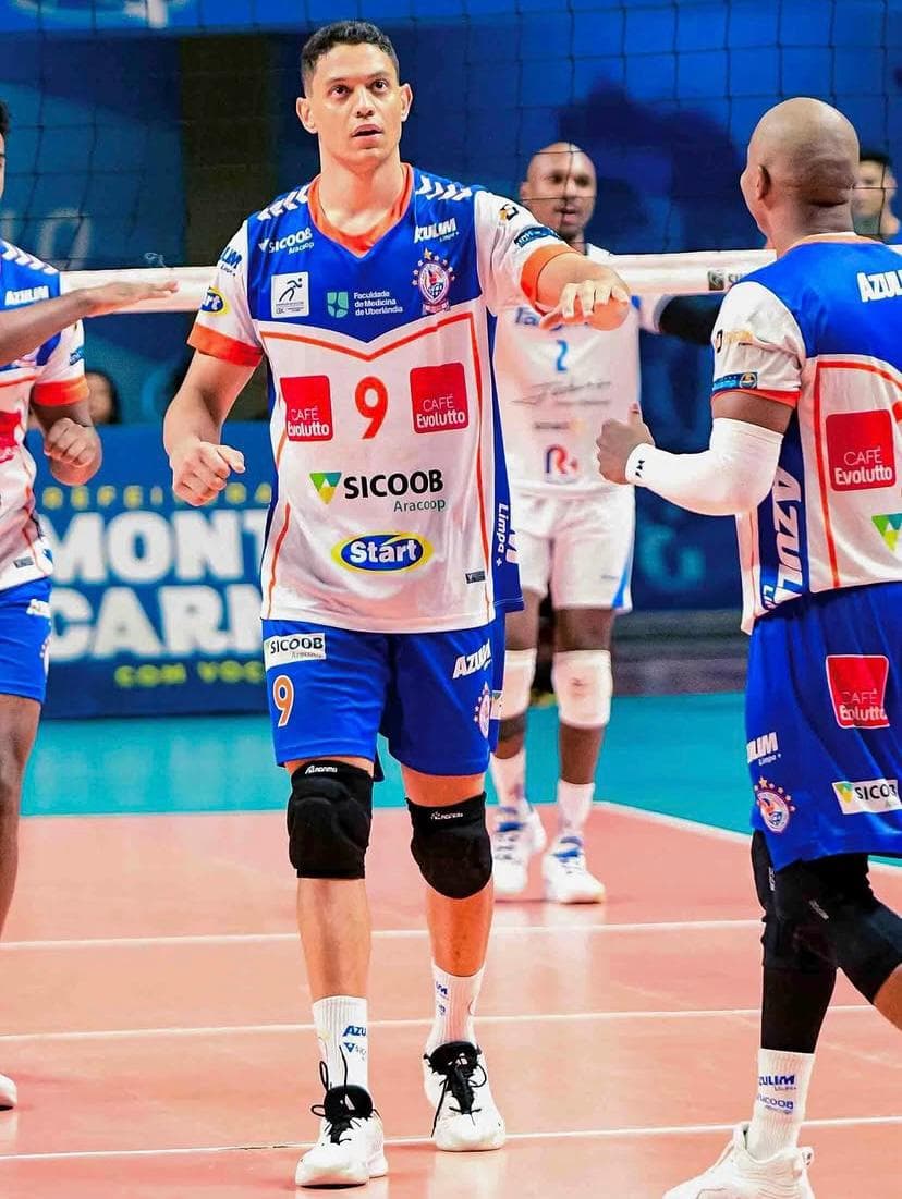 Daniel Felipe em ação pelo Monte Carmelo na Superliga Masculina 25/26 (Foto: Reprodução/Instagram)