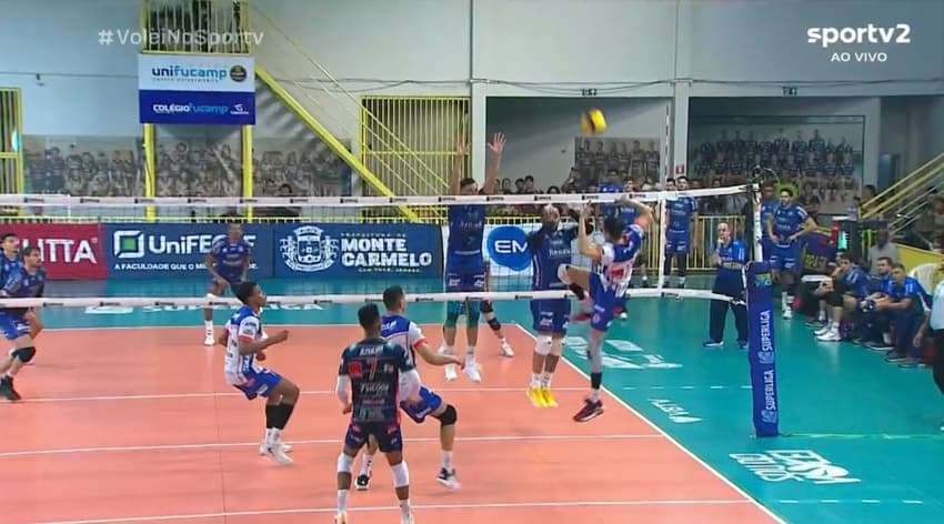 Momento da lesão do oposto Hisham, do Monte Carmelo (Foto: Reprodução/SporTV)