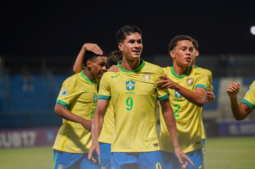 João Bezerrra, do Internacional, comemora gol marcado contra o Peru (Foto: Nelson Terme/CBF)