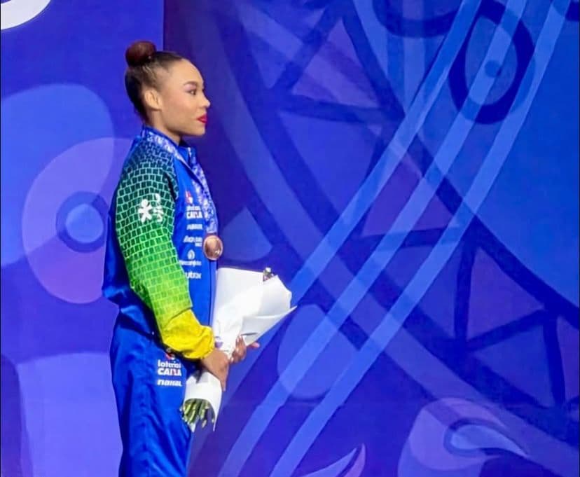 Jojô no pódio da etapa de Tashkent da Copa do Mundo de Ginástica Rítmica (Foto: Divulgação/CBG)