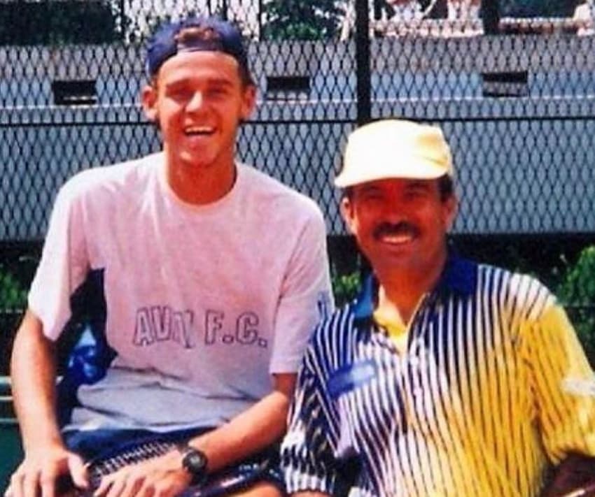 Larri Passos e Guga Kuerten em um dos primeiros anos do catarinense como profissional (Reprodução)