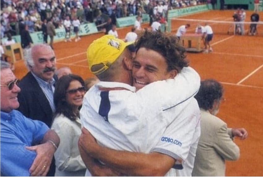 Larri Passos e Guga Kuerten se abraçam após um dos títulos em Roland Garros (Reprodução)