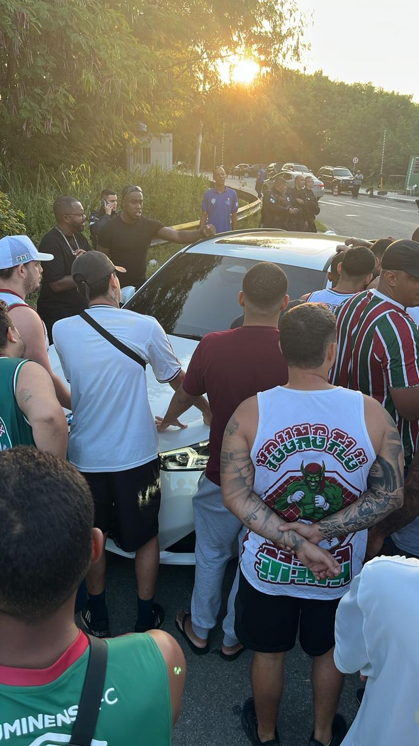 Torcedores protestam após derrota do Fluminense na Libertadores (Foto: Reprodução)