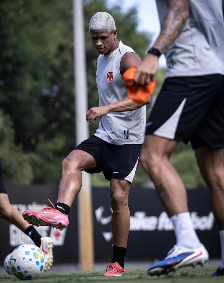 Barros durante treini no CT Moacyr Barbosa (Foto: Matheus Lima/Vasco)