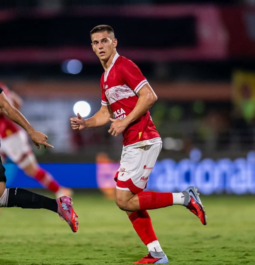 Guilherme Estrella em campo pelo CRB (Foto: Lucca Morais/CRB)