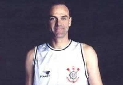 Oscar Schmidt virou torcedor do Corinthians (Foto: Divulgação/Corinthians)