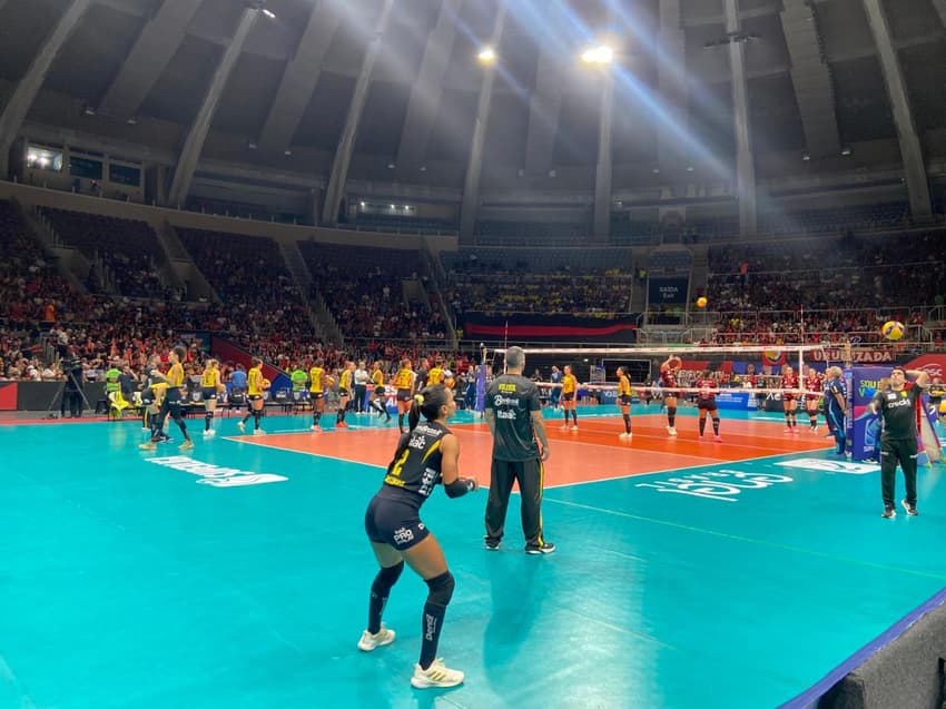 Jogadoras do Praia Clube no aquecimento antes da partida contra o Sesc Flamengo (Foto: Guilherme Veiga/Lance!)
