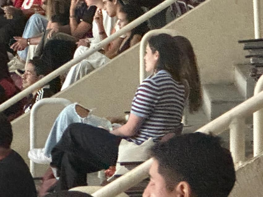 Rosamaria acompanha Sesc Flamengo x Praia Clube no Maracanãzinho, ao lado da namorada (Foto: Lucas Bayer/Lance!)
