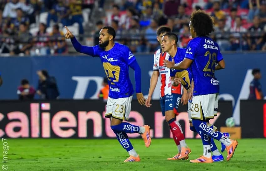 Juninho, ex-Flamengo, ajudou o Pumas a vencer e garantiu o time nas quartas do Clausura (Foto: Reprodução)