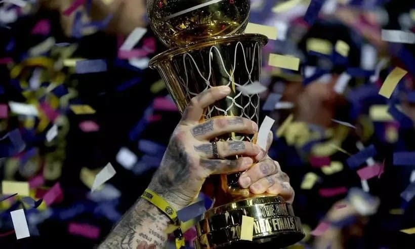 Troféu concedido ao melhor jogador da NBA, contando Playoffs e Finals (Foto: MATTHEW STOCKMAN/GETTY IMAGES NORTH AMERICA/AFP)