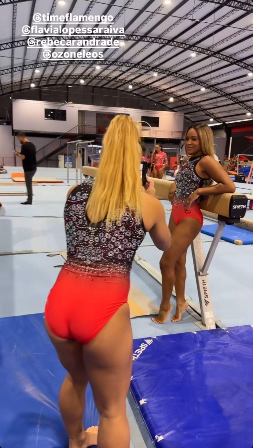 Flávia Saraiva fotografa Rebeca Andrade com o novo collant do Flamengo (Foto: Reprodução/Instagra@jade_barbosa)