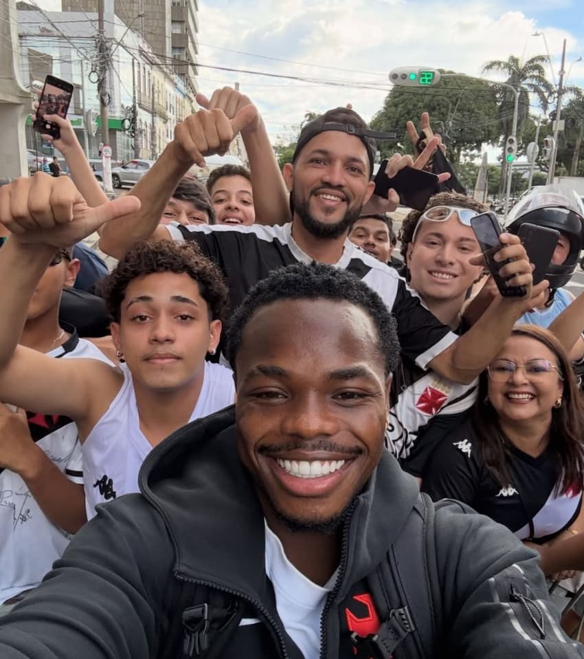 Andrés Gómez na chegada do Vasco a Belém (Foto: Divulgação/Vasco)