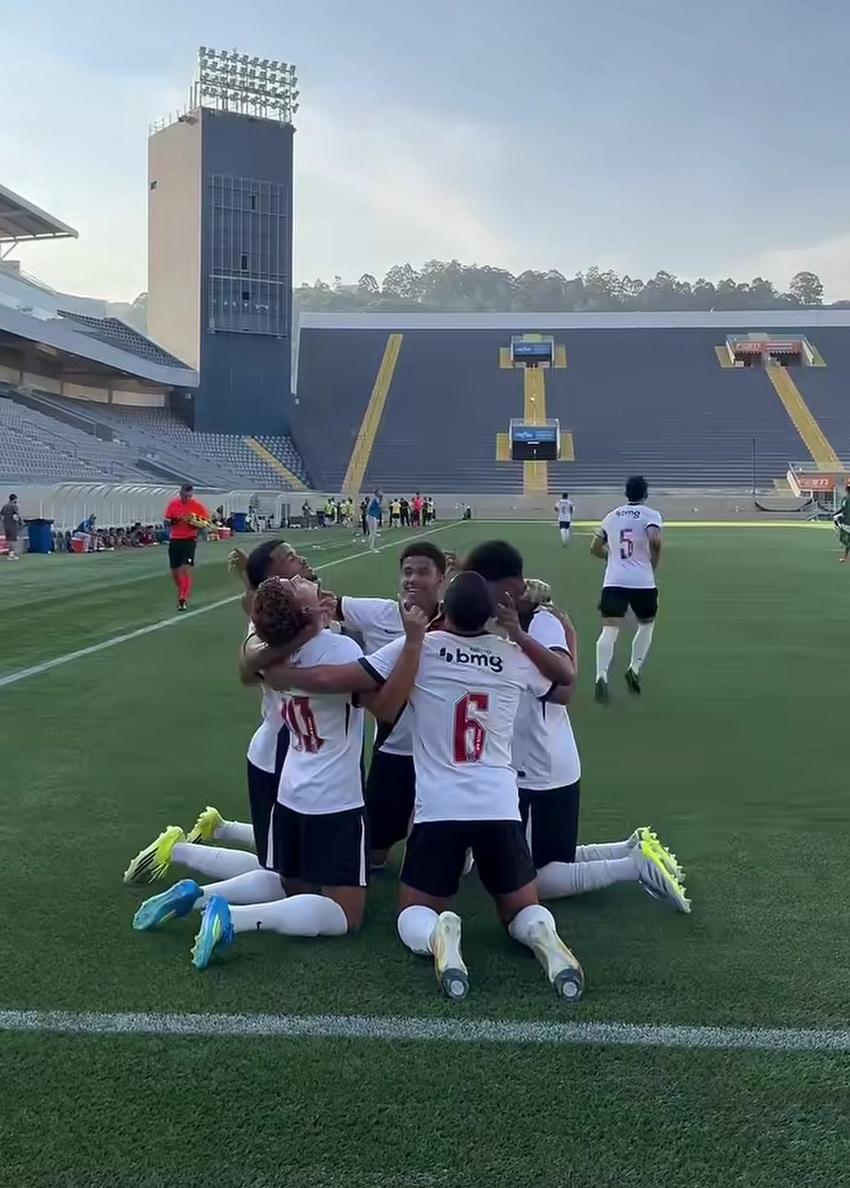 Jogadores do vasco comemoram o primeiro gol do Zuccarello na partida entre Vasco x Palmeiras (Foto: Reprodução/Vasco)