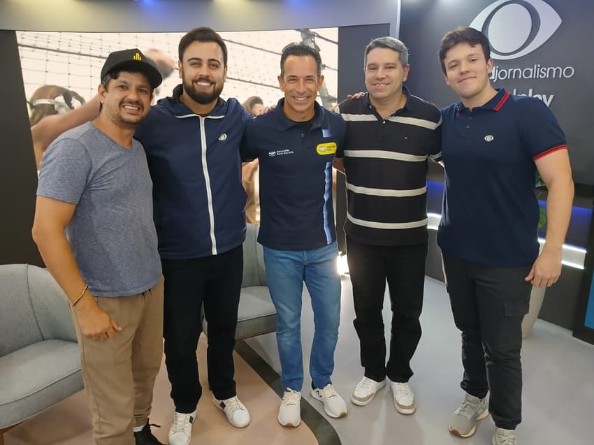 De volta a São Paulo, Helio Castroneves cumpriu alguns compromissos de mídia, incluindo uma visita à TV Band