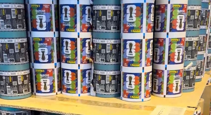 Rolos com o material usado no envelopamento dos pacotes (Foto: Reprodução/Lance!)