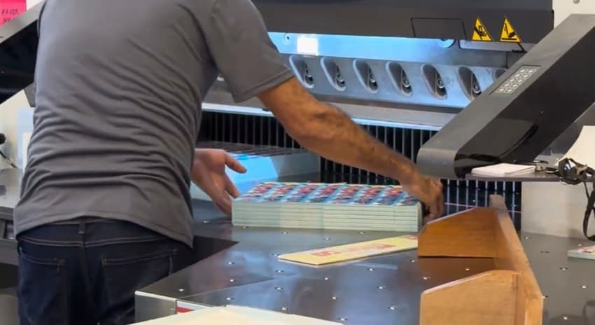 Máquina que realiza o corte das figurinhas  (Foto: Reprodução/Lance!)