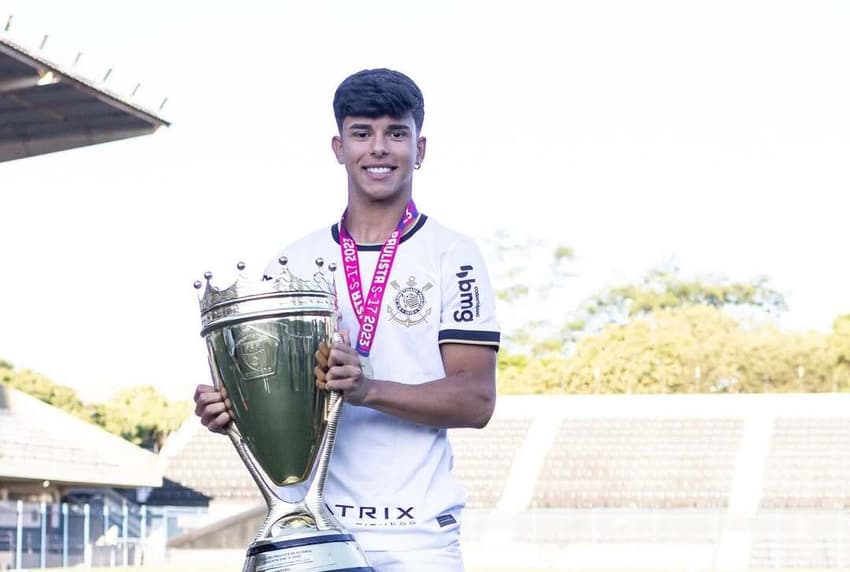 Lucas Corrêa foi campeão pelo Sub-17 do Corinthians (Foto: Reprodução/Instagram)