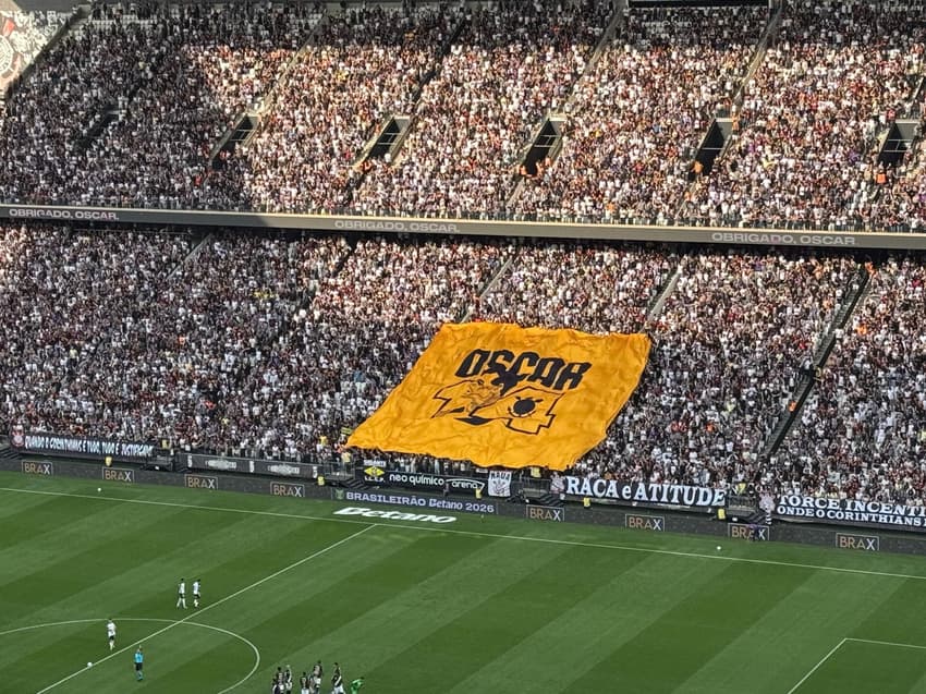 Corinthians faz homenagem para Oscar Schmidt com bandeirão na Neo Química Arena