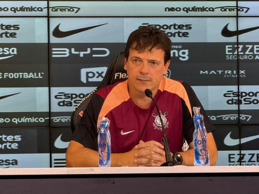 Diniz explica como pode ajudar o Corinthians a manter Memphis: 'Jogador extra série'