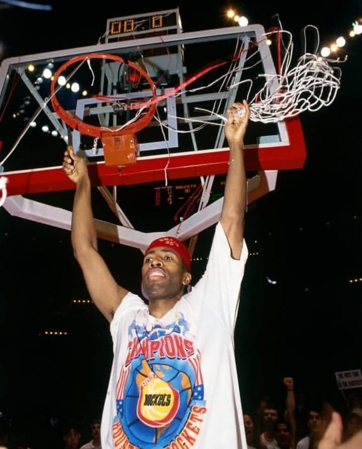 Kenny Smith, armador do Houston Rockets, no primeiro e último campeonato da franquia texana, que venceu em 1994 sobre o Knicks no jogo 7 por  90 a 84 (Foto: Reprodução/@nbabrasil)