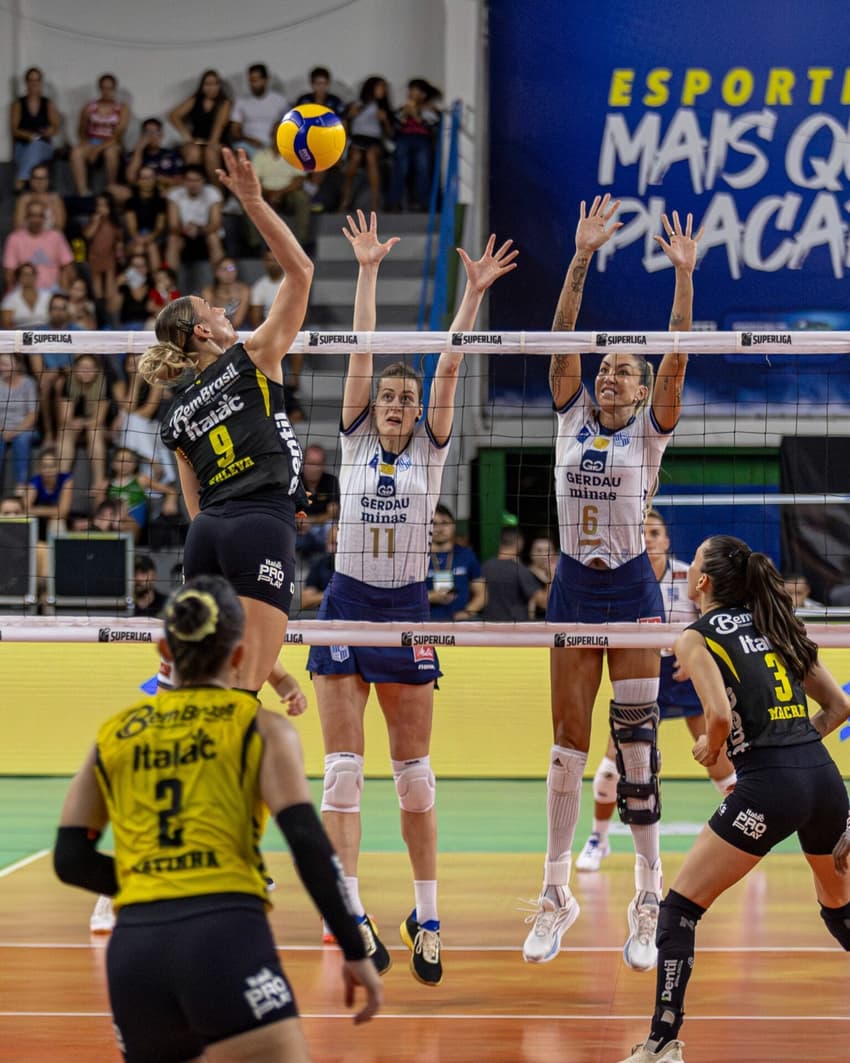 Koleva ataca em Praia Clube x Minas pela Superliga Feminina 25/26 (Foto: Divulgação/Dentil Praia Clube)