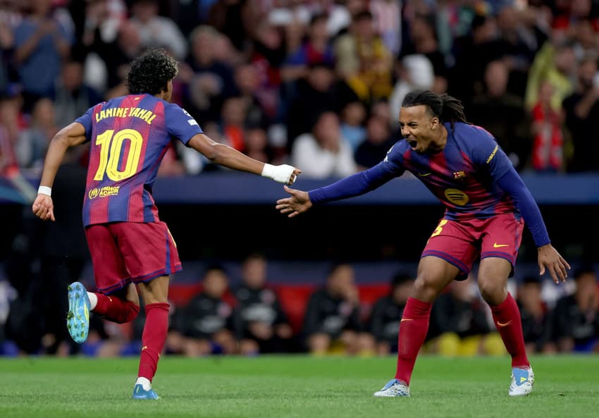 Yamal comemorando o primeiro gol marcado no confronto entre Atlético e Barcelona, na Champions League (Foto: Oscar del Pozo/AFP)
