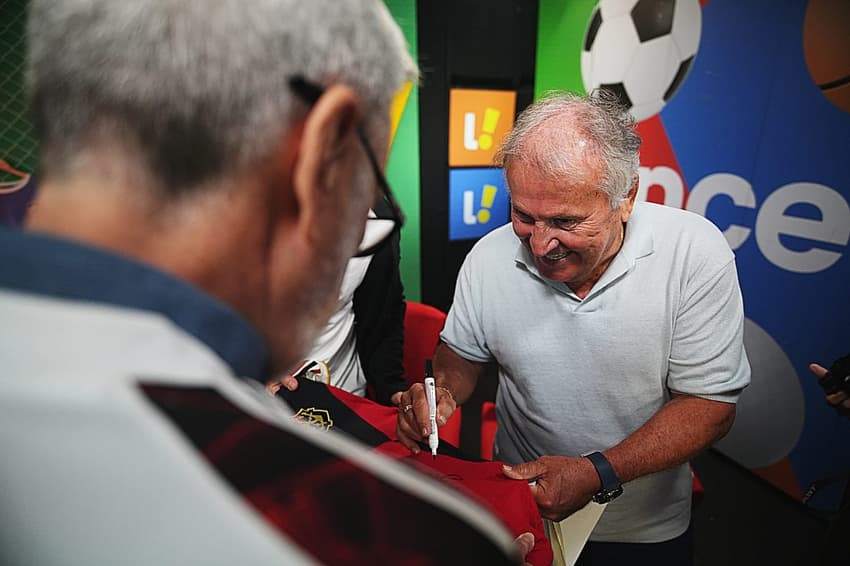 Zico autografa camisa do Flamengo de torcedor no estúdio do Lance! (Foto: João Fraga / Lance!)