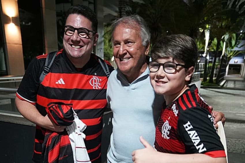 Zico tira foto com pai e filho rubro-negros (Foto: João Fraga / Lance!)