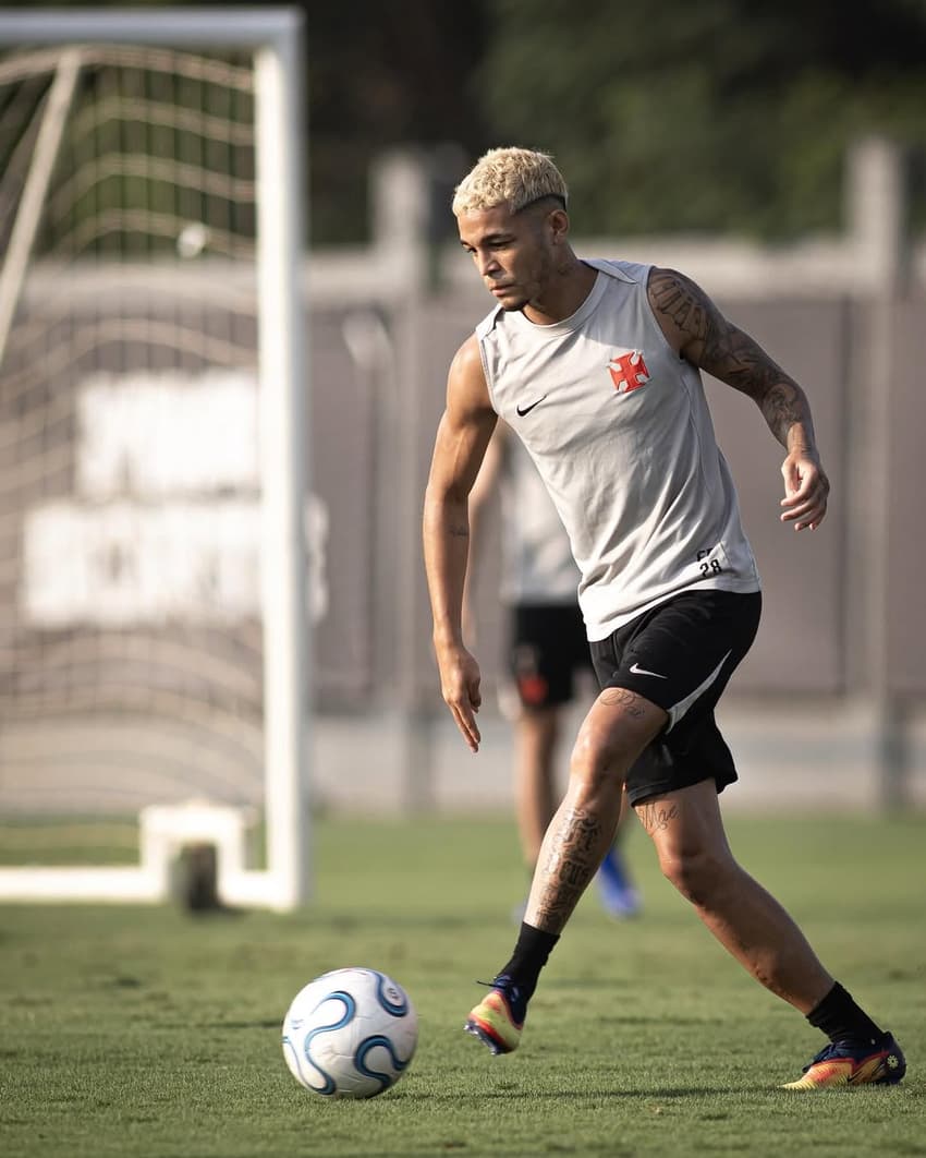 Adson durante treino do Vasco nesta quarta-feira (29) (Foto: Matheus Lima/Vasco)