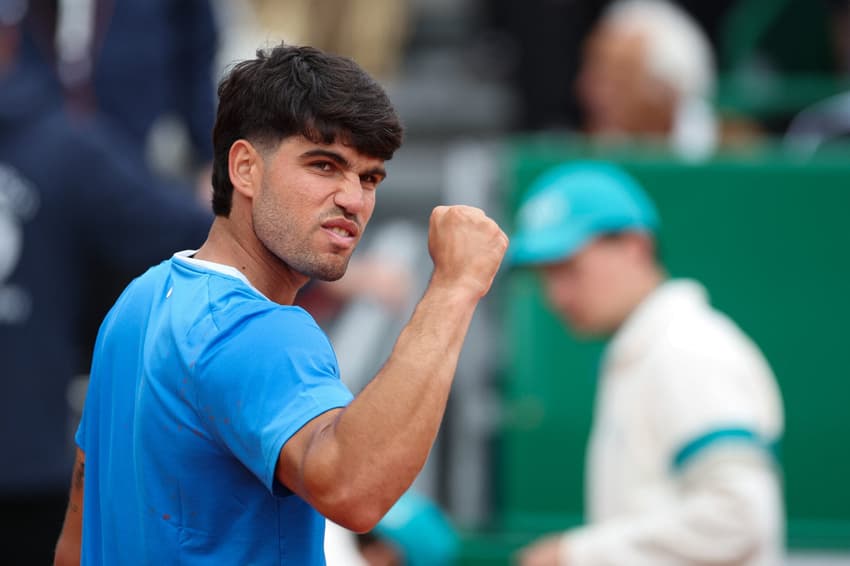 Carlos Alcaraz vence na estreia em Monte Carlo (Photo by Valery HACHE / AFP)