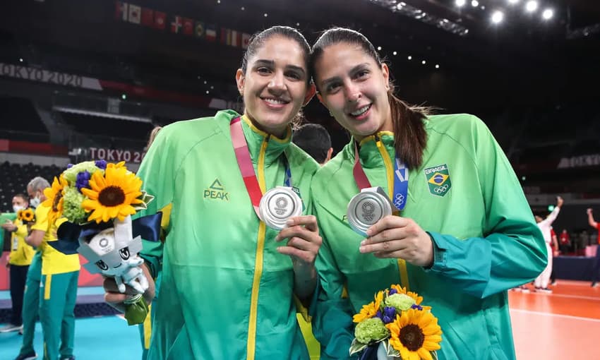 Natália e Bia com a prata do vôlei feminino em Tóquio 2021 (Foto: Gaspar Nóbrega/COB)
