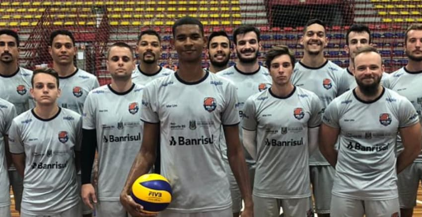 Elenco do APAV Vôlei para a temporada 2019/2020, com Adriano (centro) e Daniel Felipe (esquerda) (Foto: Reprodução/APAV Vôlei)