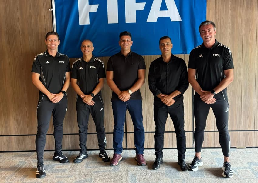 Ramon Abatti, Wilton Pereira Sampaio e Raphael Claus (à dir) serão os árbitros do Brasil na Copa