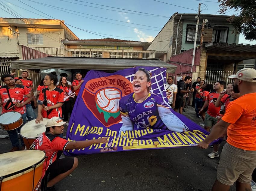 Torcida do Osasco mostra bandeira com a foto de Camila Brait, nos arredores do Ginásio José Liberatti