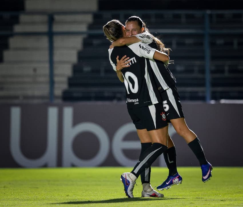 Gabi Zanotti e Belén Aquino comemoram gol do Corinthians diante do RB Bragantino. (Foto: Rodrigo Gazzanel/Corinthians)