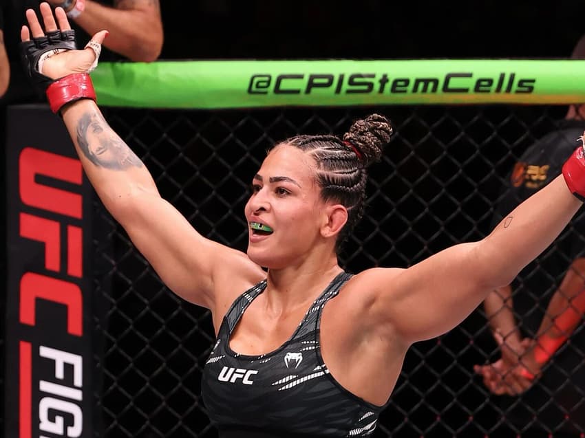 Bia Mesquita volta ao octógono do UFC em março (Foto: Reprodução Instagram UFC)