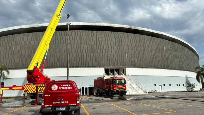 Corpo de Bombeiros atua no Velódromo na manhã desta quarta-feira (8) (Foto: Gustavo Loio/Lance!)