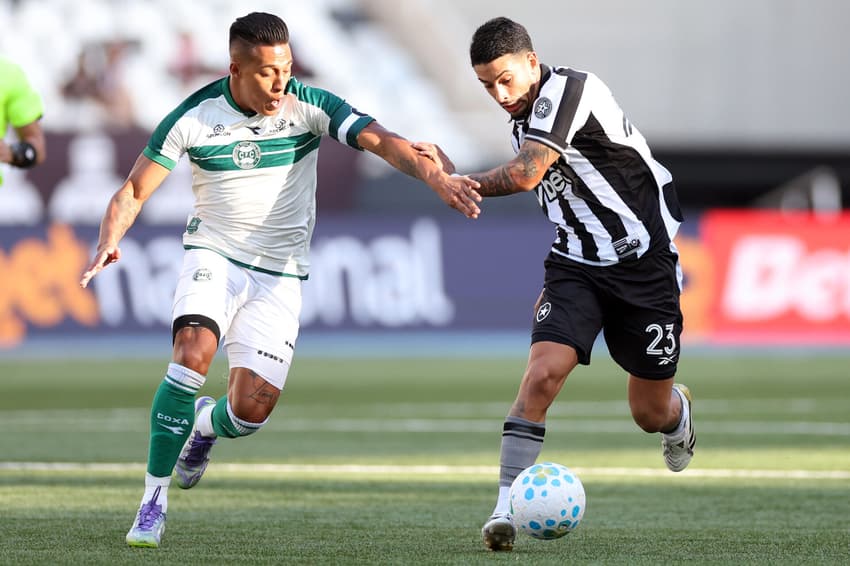 Botafogo e Coritiba fizeram jogo aberto no Nilton Santos