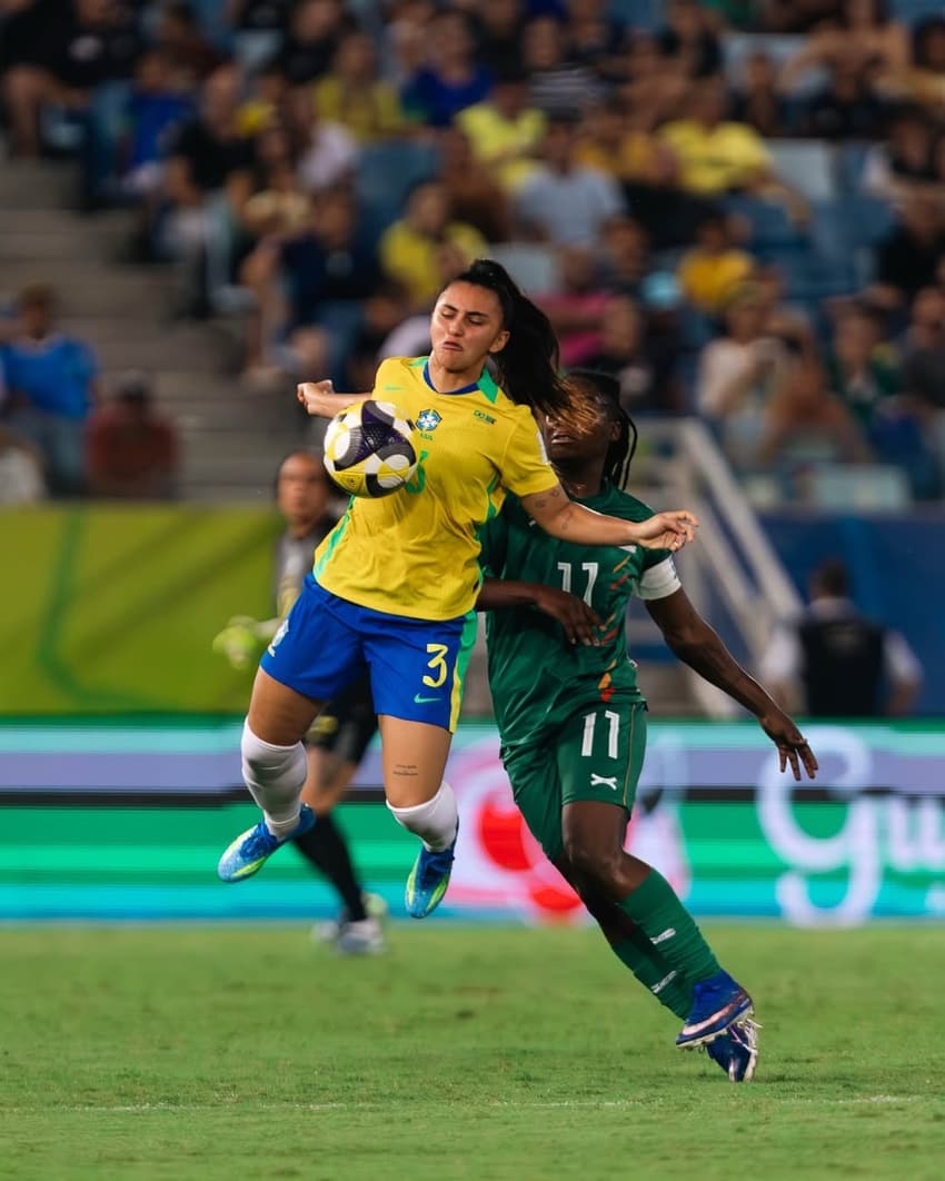 Mariza e Barbra Banda disputam bola em Brasil x Zâmbia. (Foto: Thaís Magalhães/@brasileiras)
