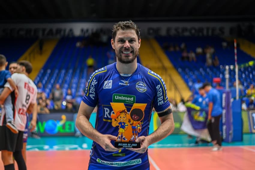 Bruninho recebe o troféu Viva Vôlei (Foto: Divulgação/ Vôlei Renata)