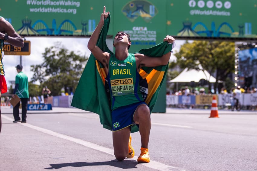 Caio Bonfim comemora a medalha de bronze no Mundial de Marcha Atlética em Brasília