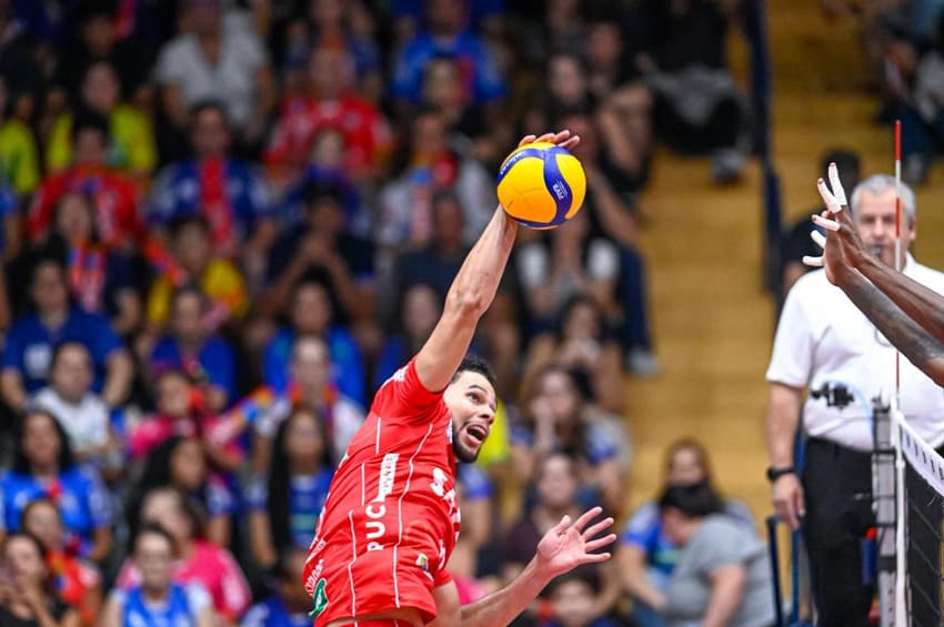 Judson ataca em Campinas x Praia Clube pelo jogo 1 da série de semifinais da Superliga Masculina (Foto: Pedro Teixeira/ Vôlei Renata)