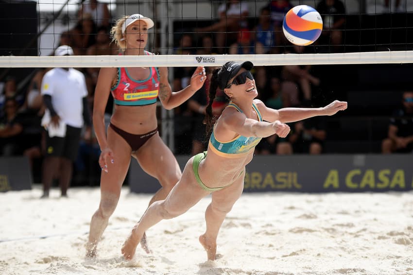 Carol Solberg enfrenta Brandie, do Canadá, na semifinal do Circuito Mundial de Vôlei de Praia, em Saquarema (Foto: Dhavid Normando/FV Imagem/CBV)