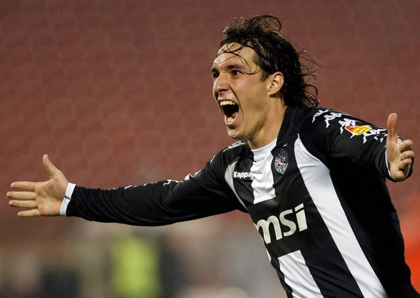 Cléo celebra o gol da vitória do Partizan contra o Estrela Vermelha durante a Superliga Sévia 2009/2010 (Foto: Acervo/Lance!)