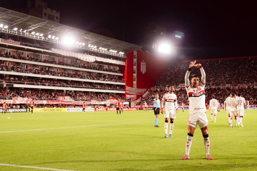 Comemoração de Luiz Araújo em Estudiantes x Flamengo (Foto: Adriano Fontes/Flamengo)